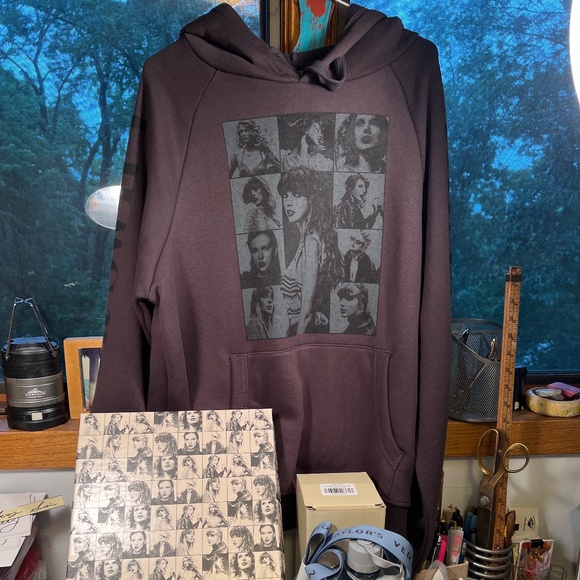 Taylor Swift Eras Tour Sweatshirt w/VIP box and water bottle - Picture 1 of 10